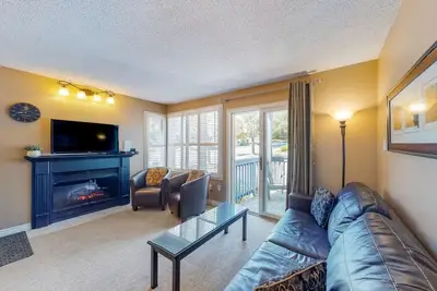 Image de Cozy Creek Retreat: Pool, Hot Tub, Tennis!