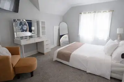 Image de Stylish 2br Near Airport, Downtown & Lake + Game Room