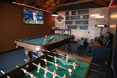 Image de 2 Stylish Units +Game Room Near Airport & Downtown