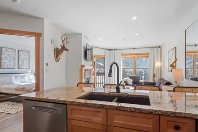 Image de New Listing! Stylish new design, ski in/out. Watch World Cup, view golf course!