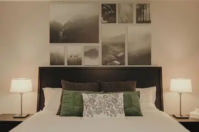 Image de Calgary Peaceful Family-Friendly Home+Modern Office+King Bed, Foosball, Near Ymca