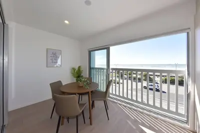 Image de Beachfront Stay with Balcony & Ocean Views