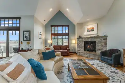 Image de New! Cozy Craftsman Condo | Walk to Downtown Whitefish, Gas Fireplace & Mountain Views
