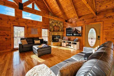 Image de Expansive lakefront cabin with game room and yard!