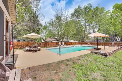 Image de 6 Mi to Arrowhead Stadium! Home w/ Screened Porch