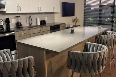Image de Modern Luxury Stay Skyline Views Stylish & Spacious