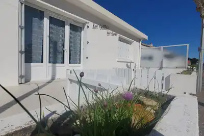 Image de A 2 pas de la plage, maison familiale avec 2 chambres et terrasse dans rue calme