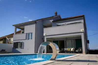 Image de Holiday House with pool - Zela - New