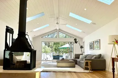 Image de Solara Beach House - Retreat for 9 with Fireplace