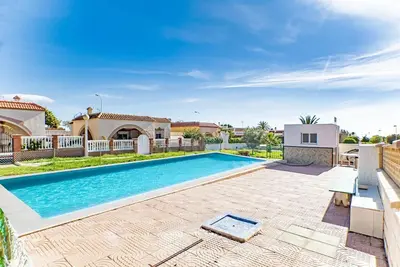Villa « Daniela » avec piscine partagée, Wi-Fi et climatisation