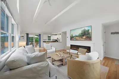Image de Edgartown 5 bedroom home with two primary suites