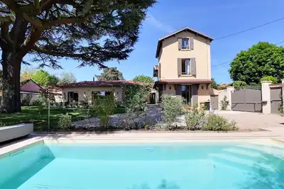 Image de Maison familiale de standing avec vaste jardin, piscine et stationnement