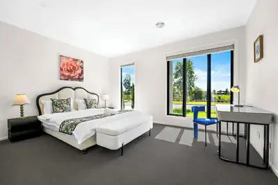 Image de Stylish Park-fronted Luxury Grand Family House!