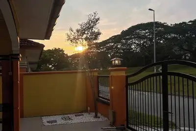 Image de 4 Bedroom Semi-D w/ Private Yard & Fast Wi-Fi - 15 mins Klia