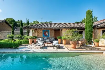 Image de Maison avec piscine, terrasse et jardin clôture
