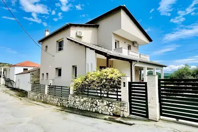 Image de Villa Violetta : villa de campagne avec vue sur la montagne, balcon privé et jardin