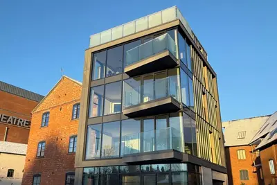 Image de Luxury 4-bed penthouse, river views, private spa, serene elegance with skyline