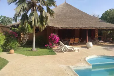 Image de Superbe villa avec sa piscine privée et son jardin arboré à Nianing
