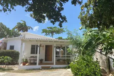Image de Stylish & Cozy 1-bedroom apartment - minutes from the beach