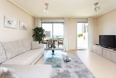 Image de Appartement de vacances 'Costa Bella' avec vue sur mer, piscine partagée et Wi-Fi
