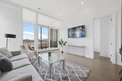 Image de Huge 4br+4bth Penthouse in West Town Hotspot!