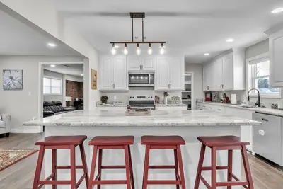 Image de 4-bed/2-bath Spacious House in Charming Columbus, Game Day Home, Fenced Backyard