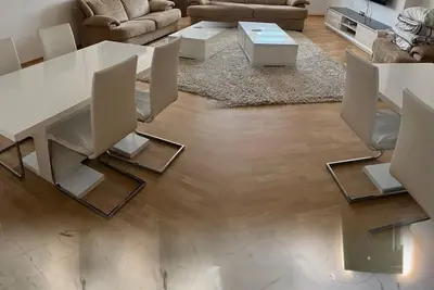 Image de Modern large apartment with 3 bedrooms and free private parking.