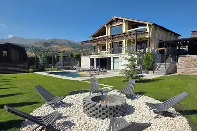Image de Cozy Loghouse with stunning views & warm vibes!