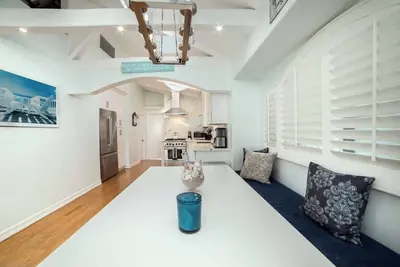 Beach Cottage - 1. 5blks to Beach!