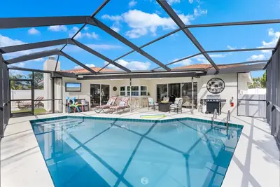 Image de Bonnies Beach Club House W/ Heated Pool, Game room, 7 min to Beach