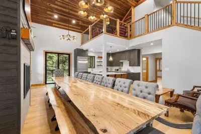 Image de Perfect 6-bedroom home in charming McCall w/cool Ac, hot tub, game room, parking