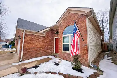 Image de Spacious 3-Br Home near Shopping, Hospitals, Uk. Fenced Backyard, King Bed