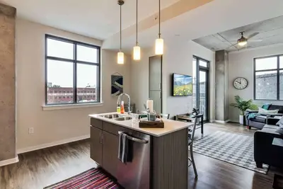 Image de Spacious & Modern Stay near King St - Sleeps 6!