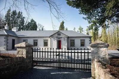 Image de Tranquil 7-bedroom villa in charming Dundrum perfect for groups and families.