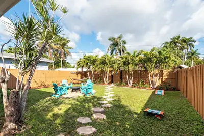 Image de Entire Duplex w/ 2 Private 1br Apartments and Big Yard - 8min to Beach