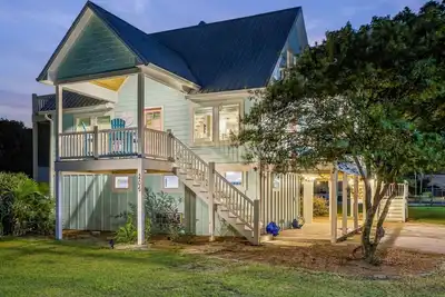 Image de Coming Soon: Check Out This Gem At The Point. 4br, 3ba, 3 Minute Walk To Beach.