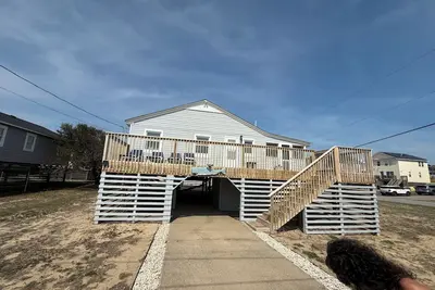 Beach side 3-bed across from Wright Brothers Park, 2 blocks from beach access