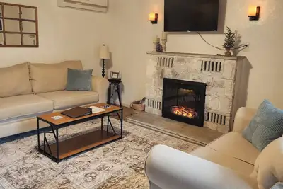 Image de Cottage on Bear Creek is a 2-bedroom home located in Mariposa, California. The home features queen beds and accommodates families, couples, and small groups