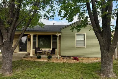 Image de Walkable Gem/Private Patio and Fenced Yard.