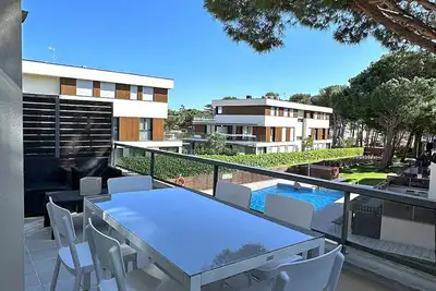 Image de Sol, terraza y piscina en S’Agaró
