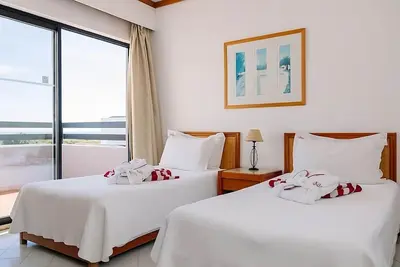 Image de Spacious and Fully-furnished 2br with Balcony, 2 Outdoor Pools, Near Oura Beach!