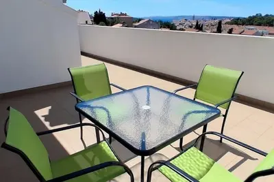 Image de Appartement de deux chambres avec la terrasse Palit, Rab (A-25235-a)