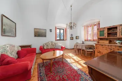 Image de Schloss Berg Klösterle : Appartements spacieux et salle de réception dans un ancien monastère