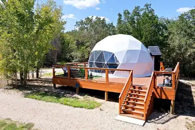 Image de Beautiful Lofted Dome with Cozy Deck and Charming Design in Elgin, Texas