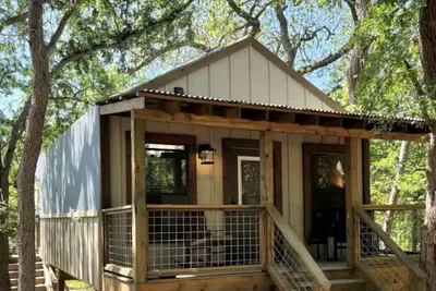 Image de Water Sports Galore at this Fully-Equipped Safari Tent in Cibolo, Texas