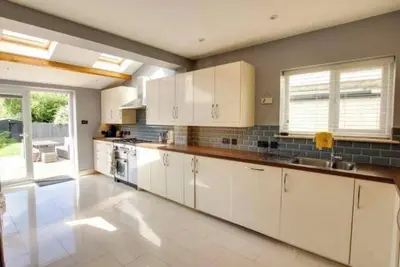 Image de Maison familiale spacieuse avec jardin, borne de recharge électrique et salle de sport