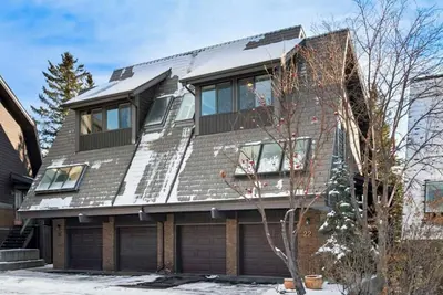 Image de Charming chalet-style townhome located in the heart of Calgary!