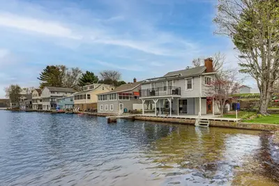 Image de Tranquil Waters: Modern Bolton Escape on the Lake