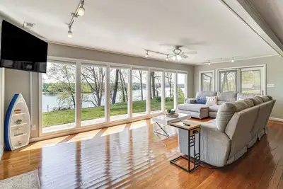 Image de Serenity Dock on Watts Bar Lake- Main Channel View