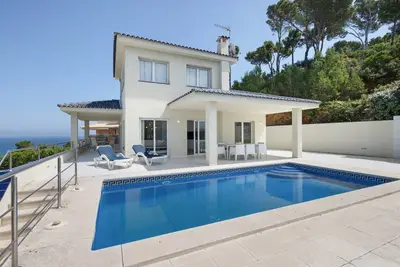 Image de Villa avec piscine et vues spectaculaires sur la mer